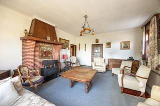 <p><span>Volledig te renoveren woning met garage en ruime loods op een centrale ligging nabij het centrum van Tildonk.</span></p><p><span> </span></p><p><span>De woning omvat een inkomhal die toegang biedt tot de leefruimte met achterliggende keuken. Aan de rechterzijde bevindt zich een aparte eetkamer. Naast de keuken vinden we een kelder met opkamer, momenteel ingericht als slaapkamer. Verder beschikt de woning nog over een badkamer en een extra slaapkamer. Via de keuken bereiken we een bijkomende ruimte die kan dienen als extra leefruimte, veranda, hobbyruimte,... Van hieruit is er toegang tot de zolderverdieping en tot de garage met achterliggende loods. Er is een zeer ruime zolderverdieping, die de mogelijkheid biedt om meerdere kamers te creëren.</span></p><p><span> </span></p><p><span>De garage sluit aan op de grote loods, die net als de rest van het pand een volledige renovatie nodig heeft. Ideaal voor zelfstandigen die nood hebben aan opslag of werkruimte. </span></p><p><span> </span></p><p><span>Op het perceel zelf is er momenteel een zeer beperkte buitenruimte, de grond links van deze woning hoort niet bij deze verkoop. Deel van het huidige terras bevindt zich op de grond van de buren.</span></p><p><span> </span></p><p><span>Deze woning is onderhevig aan de renovatieplicht.</span></p><p><span> </span></p><p><span>Interesse in deze veelzijdige renovatiekans? Contacteer ons op 016 15 31 15 of info@immolivit.be</span></p><p><span> </span></p><p><span> </span></p><p><span> </span></p><p><span> </span></p><p><span> </span></p>