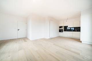 We Invest offers you this magnificent new 91 m² penthouse, located on the 5th and top floor of a small recent condominium with elevator, a...