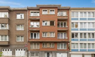 À Forest, entre le Parc Duden et Forest National, découvrez ce superbe appartement lumineux de ±150 m², situé au 4e et dernier étage d’un immeuble bien entretenu avec faibles charges de copropriété. Ce grand appartement à vendre à Forest se compose d’un séjour spacieux et lumineux, d’une cuisine super équipée, d’une chambre confortable avec placard, d’une salle de bains avec baignoire et douche, un espace bureau idéal pour le télétravail, ainsi que deux terrasses en façade. Parquet authentique, le double vitrage et le parlophone. Un palier privatif avec débarras, deux caves ainsi qu'un emplacement de parking (+30.000 €) complètent ce bien. Le PEB est classé G.Idéalement situé à proximité des commerces, écoles, transports en commun et espaces verts, cet appartement combine volume, luminosité et emplacement recherché. Une opportunité rare à Forest à saisir rapidement.