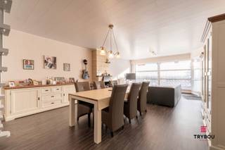Zeer ruime, volledig vernieuwde woning met 3 ruime slaapkamers.De woning bestaat uitGelijkvloers: zeer ruime, lichtrijke leefruimte - ruime...