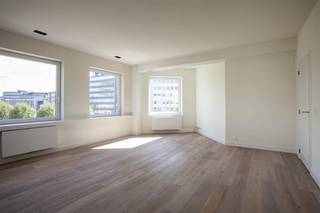 De Entrepotplaats is een van die plekken in Antwerpen waar de historische havencharme en de moderne stadsvibe perfect samenkomen. Het ligt in het hart van het Eilandje, momenteel een van de meest gewilde wijken van de stad.Indeling:- inkomhal- grote open leefruimte met open keuken- berging- badkamer- apart toilet- slaapkamer 1- slaapkamer 2- dressing/bureauExtra troeven:- gunstig EPC label B- kleinschalig gebouw- ideale locatie in een hippe buurt- uitstekende mobiscore: 9,0/10- goede bereikbaarheid- beschikbaar vanaf 01/03/2026De maandelijkse forfait bedraagt 125 euro voor de kosten van de gemene delen.Bent u geïnteresseerd in dit appartement te huur te Antwerpen?Aarzel dan niet om een bezoekaanvraag in te dienen via onze website via de daar voorziene rode balk.Wenst u uw eigendom ook te koop of te huur te stellen? We helpen u graag verder. Steeds tot uw dienst om u verder te helpen met al uw vragen over vastgoed.