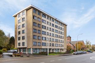 Binnenautostaanplaats voor één wagen in de gemeenschappelijke garage van een verzorgd gebouw aan de Gentsesteenweg 12. De garage is volledig...
