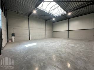 Nieuwbouw KMO-unit te huur met een oppervlakte van 180 m² en 2 privatieve parkeerplaatsen te huur. <br /><br /><strong>De magazijnruimte</strong> (brandklasse C) is opgebouwd uit een staalconstructie in combinatie met een betonplint en geïsoleerde sandwichpanelen. De units met een vrije hoogte van +/- 6 m zijn toegankelijk via een automatische sectionale poort (4 m B x 4,5 m H) met afzonderlijke toegangsdeur en aanwezigheid van een raampartij. Verder zijn de geïsoleerde loodsen voorzien van o.a. een lichtstraat met rookluik, polybetonvloer, een gedeelde regenwaterput en aansluiting van nutsvoorzieningen (water, elektriciteit (40A- 3 fasig 400 V), distributie, telefonie en internet).<br /><br /><strong>De Loods is uitgerust met een elektriciteitsinstallatie met bijhorende stopcontacten en lichtpunten.</strong><br /><br />Fantastisch gelegen dankzij de ligging op amper +/- 3 km van de Gentseweg (N43) en op +/- 9 km van de E17 op- en afrit 5 Waregem.<br /><br /><strong>ONMIDDELIJK BESCHIKBAAR!</strong><br /><br />Contacteer PANORAMA B2B voor bijkomende (technische) inlichtingen, plannen of een vrijblijvend plaatsbezoek 056 222 562.