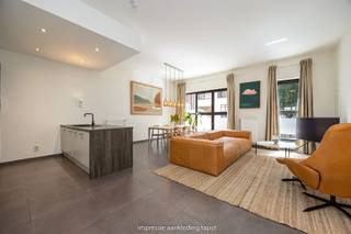 <p><span>Wonen op het Eilandje, met een terras/tuin voor uw BBQ-genot? Say no more.</span></p><p><span>Laat je verleiden door dit instapklaar gelijkvloers appartement in de Cadixwijk, één van de meest opgewaardeerde woonbuurten van Antwerpen. Rust én stedelijke drukte, op wandelafstand van het MAS, de jachthaven, de Schelde en de historische binnenstad. (Ja, echt allemaal te voet.)</span></p><p><span>Kom thuis in een aangename leefruimte met een plafondhoogte van maar liefst 3 meter, grote raampartijen en een terras/tuin van ca 65m². Je eigen stadsoase midden in 't stad. Zeldzaam? Absoluut.</span></p><p><span>Toplocatie in de Cadixwijk</span><span>, vlak aan het groene Schengenplein, in een straat met zeer weinig passage. Alle comfort om de hoek. Supermarkt, openbaar vervoer, en over café's en restaurants moeten we niet beginnen zeker? Alles kan te voet. En als aperitieven op wandelafstand van de waterkanten van 't Eilandje geen verkoopargument is, dan weten wij het ook niet meer.</span></p><p><span>Waarom moet je een bezoek inplannen?</span></p><ul><li><span>Instapklaar gelijkvloers appartement van ca 95 m²</span></li><li><span>Terras van ca 65 m² plaats zat voor de BBQ, de hangmat én die jacuzzi waar je al jaren over droomt</span></li><li><span>Plafondhoogte van 3 meter, uitzonderlijk gevoel van ruimte</span></li><li><span>EPC-label B, energiezuinig en toekomstgericht</span></li><li><span>Volledig uitgeruste open keuken</span></li><li><span>2 volwaardige slaapkamers, beide met rechtstreekse toegang tot het terras </span></li><li><span>Ruime berging met aansluiting voor wasmachine en droogkast</span></li><li><span>Extra bergruimte in de kelder</span></li><li><span>Rustige straat met bijzonder weinig verkeer</span></li></ul><p><span>De leefruimte vormt het hart van het appartement. Mooi verbonden met de geinstalleerde open keuken & de eetplaats. Die 3 meter plafondhoogte voel je meteen bij binnenkomen. Loft-vibes, zonder de nadelen van een loft. Wasmachine/droogkast worden netjes verborgen in de berging.De twee slaapkamers geven rechtstreeks uit op het terras. Niet verkeerd om op zomerse ochtenden je schuifraam open te schuiven en zo je koffie buiten te drinken. Beide kamers zijn voldoende ruim en geven je de flexibiliteit die je zoekt: één master, één voor de kids, de gasten of dat thuiskantoor waar je al even over over praat. De badkamer doet wat het moet doen met een leuke inloopdouche en dubbele wastafel. </span></p><p><span>Bent u op zoek naar een stijlvolle, instapklare woning op één van de meest aantrekkelijke locaties van Antwerpen? Dan is dit de kans die je niet wil missen.<br />Plan je bezoek vandaag nog voor het te laat is. 0472575295 of george@sinjoor.be</span></p>