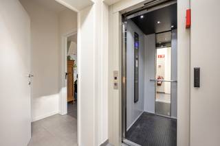 Dit stijlvolle appartement van maar liefst 139 m² bevindt zich op de tweede verdieping van een recent en kleinschalig appartementsgebouw (bouwjaar 2018) en is comfortabel bereikbaar met de lift.<br /><br />Via de inkomhal betreedt u de bijzonder ruime en lichtrijke leefruimte, waar de grote raampartijen zorgen voor een aangename sfeer en een optimale verbinding met buiten. De open keuken is volledig uitgerust met kwalitatieve toestellen en beschikt over een praktische, aparte berging.<br /><br />Vanuit de leefruimte geeft een schuifraam toegang tot het overdekte terras, voorzien van een extra berging. Hier geniet u in alle rust van een weids uitzicht over de omliggende weilanden.<br /><br />Verder omvat het appartement een gastentoilet, drie volwaardige slaapkamers, een technische berging en een moderne badkamer uitgerust met een ruime inloopdouche en een tweede toilet.<br /><br />Achter het gebouw beschikt u bovendien over een privatieve carport en een ruime berging, ideaal voor het stallen van fietsen en andere spullen.<br /><br />Dankzij het uitstekende EPC-label A combineert dit appartement een hoog wooncomfort met een bijzonder laag energieverbruik. Een instapklaar en toekomstgericht appartement waar ruimte, licht en energiezuinigheid hand in hand gaan.<br /><br />Deze ligging combineert rust en natuur met een uitstekende mobiliteit. Via de nabijgelegen N14, E313 en E34 geniet u van een vlotte verbinding naar Antwerpen, Lier, Herentals, Turnhout en Eindhoven, terwijl u thuis komt in het groene en landelijke karakter van Viersel, Dit uit zich tot directe toegang tot prachtige wandel- en fietsroutes langs het Albertkanaal, de Kleine Nete en het natuurgebied Viersels Gebroekt.