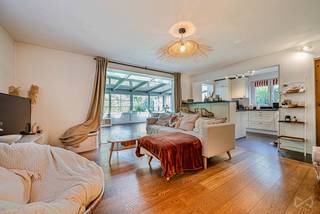 <p>We Invest biedt u dit zeldzame pand in Waterloo: een eengezinswoning ingericht als twee afzonderlijke appartementen.</p>
<p>Met een bewoonbare oppervlakte van 179 m² op een perceel van 6,81 are, overtuigt deze woning uit 1974 door de kwaliteit van haar twee eenheden en haar onmiddellijk investeringspotentieel.</p>
<p>Op het gelijkvloers werd het appartement gerenoveerd en beslaat het ± 85 m². Het bestaat uit een mooie leefruimte met salon, eetkamer en keuken van ongeveer 50 m², baadt in het licht, een slaapkamer van 10 m² en een bureau van 4 m². Een douchekamer en apart toilet vervolledigen het geheel. Deze eenheid beschikt bovendien over een private toegang tot de tuin, een garage en een parkeerplaats. Momenteel verhuurd voor €1.045 tot eind oktober.</p>
<p>Op de verdieping biedt het tweede appartement van ongeveer 65 m² een leefruimte van 21 m², een aparte keuken, en een was-/stookruimte. De slaapkamer van 14 m² beschikt over een eigen badkamer en apart toilet, en een terras van 8 m² vervolledigt dit aangename woonkader. Deze eenheid wordt sinds 2005 verhuurd aan dezelfde huurder, voor een huurprijs van €720/maand.</p>
<p>De tuin en het terras, beide noordwestelijk georiënteerd, bieden elke huurder een echte buitenverlenging van hun leefruimte.</p>
<p>Technisch gezien hebben beide eenheden een EPC-score D. Het geïsoleerde dak dateert van 1992 en de PVC-ramen van 2005. Elk appartement beschikt over individuele tellers en een individuele gascondensatieketel geïnstalleerd in 2024. De elektrische installatie is daarentegen niet conform.</p>
<p>Een zeldzame investeringskans in Waterloo: twee gerenoveerde, verhuurde appartementen met een solide en verzekerd rendement.</p>
<p>Informatie en bezoeken via 02/319.46.46 of demandes.bw.centre@weinvest.be.</p>