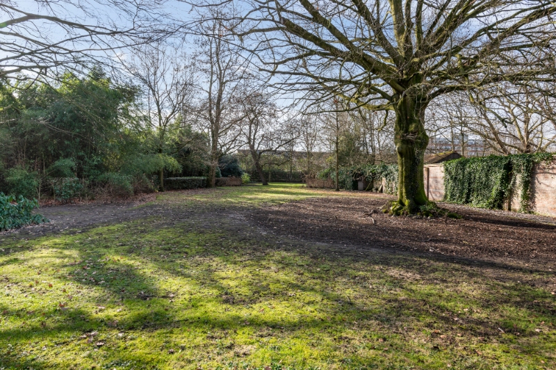Authentiek gerenoveerde herenwoning op 3.780m² met prachtige parktuin, 6 mogelijk 8 slaapkamers, dubbele garage, verwarmd zwembad en aparte conciërge woning - foto 4