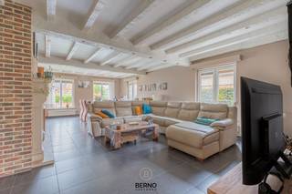 Op een uitstekende ligging in het centrum van Opstal bevindt zich deze verrassend ruime laagbouwwoning, ideaal voor gezinnen, mensen die gelijkvloers willen wonen of wie op zoek is naar een kangoeroewoning.<br />De woning omvat een inkomhal, een aangename en lichtrijke leefruimte, een ingerichte keuken, toilet, een ruime badkamer, drie grote slaapkamers, een berging en een extra douchekamer.<br />De zolderverdieping is volledig ingericht met een gezellige leefruimte, een keuken en een slaapkamer. Hierdoor is deze woning uitermate geschikt als kangoeroewoning, voor inwonende familie of als aparte leefruimte voor een opgroeiend kind.<br />Verder beschikt de woning over een ruime garage, een veranda, een groot zonneterras en een extra garagebox, wat zorgt voor heel wat praktische bergruimte en parkeermogelijkheden.<br />Een veelzijdige woning met verrassend veel ruimte en mogelijkheden, gelegen op wandelafstand van winkels, scholen en openbaar vervoer. Voor alle info : dirk@berno.be.