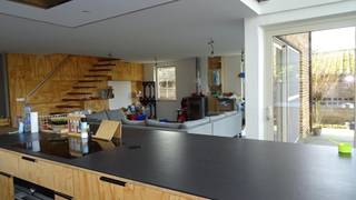 Beschikbaar vanaf 1/8/2026. U bereikt deze alleenstaande woning via een 30 m lange privatieve oprit. Via de inkom met inbouwkasten, komt u in de ruime living met grote open keuken. De strakke houten open eilandkeuken is zeer volledig uitgerust. Naast de keuken bevindt zich een koele berging. Vanuit de inkom heeft u eveneens toegang tot het gastentoilet en de berging/wasplaats. <br />Op de eerste verdieping bevinden zich drie slaapkamers, alle voorzien van inbouwkasten en massief eiken parketvloer. De badkamer is uitgerust met ligbad, inloopdouche en dubbel lavabomeubel. Het open mezanine-bureau biedt een subliem uitzicht over de achterliggende weiden. Rondom de woning ligt de tuin met een ruim terras. U beschikt tevens over een dubbele open garage. De woning is volledig geïsoleerd, heeft een gunstige EPC-waarde en wordt verwarmd met CV op stookolie. Er is vloerverwarming op het gelijkvloers. In de zithoek bevindt zich ook een houtkachel. De woning heeft een regenwaterput (voor buitenkraantje, 2 WC’s en wasmachine). <br />Voor meer info en/of bezichtiging, schrijf u in via deze link: https://LTC.mijnhuurprofiel.be/property/5da74107-e5c2-468c-a175-ab2ac38fbea4 .