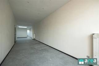 <h3><span>Handelspand met stockplaats + duplex APP</span></h3><p><span>Beschrijving:</span><span><br />Dit veelzijdige handelspand op een gunstige locatie in Hoboken biedt een ideale kans voor ondernemers. Het pand beschikt over een instapklare handelsruimte met een achterliggend magazijn van 25 m², perfect voor opslag of extra werkruimte. Dankzij de uitstekende ligging in de Krugerstraat geniet u van veel visibiliteit en een vlotte bereikbaarheid. Boven de handelszaak bevindt zich een ruim, instapklaar duplex appartement met een aparte toegang. </span></p><p><span>Kenmerken:</span></p><p><span>• </span><span>Indeling:</span><span> Ruime open handelsruimte met grote etalage met achterliggend magazijntje van 25 m², geschikt voor opslag of andere doeleinden.</span></p><p><span>• </span><span>Etalage:</span><span> Grote vitrine met veel lichtinval en zicht op de drukke Krugerstraat.</span></p><p><span>• </span><span>Ligging:</span><span> Centrale ligging, dicht bij winkels, openbaar vervoer en belangrijke verkeersaders.</span></p><p><span>• <b>Duplex app: </b>instapklaar duplex app met aparte ingang</span><span></span></p><p><span>• </span><span>EPC B</span></p><p><span> </span></p><p><span>Extra's:</span></p><ul><li><span>Instapklaar en onmiddellijk beschikbaar.</span></li><li><span>Ideaal voor een schoonheidssalon, kapsalon, kantoorruimte, ...</span></li><li><span>Achtergelegen magazijn biedt extra opslagcapaciteit.</span></li><li><span>Potentiële huurinkomsten: 1800 euro per maand. </span></li></ul><p><span> </span></p><p><span>Voor meer informatie kunt u terecht bij Area Partners.</span></p><p><span>INFO@area.be of 03/284.60.60</span></p><p><span> </span></p><p><span> </span></p>