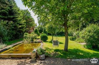 <p><span>Karaktervolle woning te Essen-centrum, grotendeels gerenoveerd, 4 slaapkamers, 1 badkamer, verrassende tuin en garage, op een perceel van ca. 1100 m²</span></p><p><span> </span></p><p><span>INDELING</span></p><p><span> </span></p><p><span>Gelijkvloers</span><span>:</span></p><p><span>Kleine inkomhal die via een glazen deur toegang geeft tot de cosy leefruimte. De erker en kachel dragen bij tot een heel knusse sfeer . Hier binnenkomen geeft een instant “thuis”gevoel ! Mooie houten vloer en veel licht. De leefruimte is L-vormig en geeft veel mogelijkheden tot het creëren van gezellige hoekjes. Mooie houten vloer in de leefruimte.</span></p><p><span>De keuken heeft een mooie tegelvloer die de authentieke sfeer van de woning mooi weergeeft. </span></p><p><span>De ruime badkamer bevindt zich gelijkvloers , en is uitgerust met een bad, douche, wastafel en toilet.</span></p><p><span>Vanuit de keuken toegang naar de grote veranda, aansluitend een werkplaats/berging , en toegang naar de garage.</span></p><p><span>Verder is er nog een extra ruimte , toegankelijk via de veranda en achter de keuken (nu ingericht als kleine studio, met keukentje, kleine badkamer,...), met zicht op de tuin.</span></p><p><span> </span></p><p><span>1ste verdieping: </span></p><p><span>Authentieke trap naar de verdieping. Hier bevinden zich 3 à 4 slaapkamers. (en een extra toilet).</span></p><p><span> </span></p><p><span>Kelder</span><span>:</span></p><p><span>Vanuit de hal toegang naar een handige en droge voorraadkelder.</span></p><p><span> </span></p><p><span>Tuin</span><span>:</span></p><p><span>De tuin is een echte verrassing : een oase van groen en rust, 100% privacy midden in het centrum! </span></p><p><span> </span></p><p><span> </span></p>