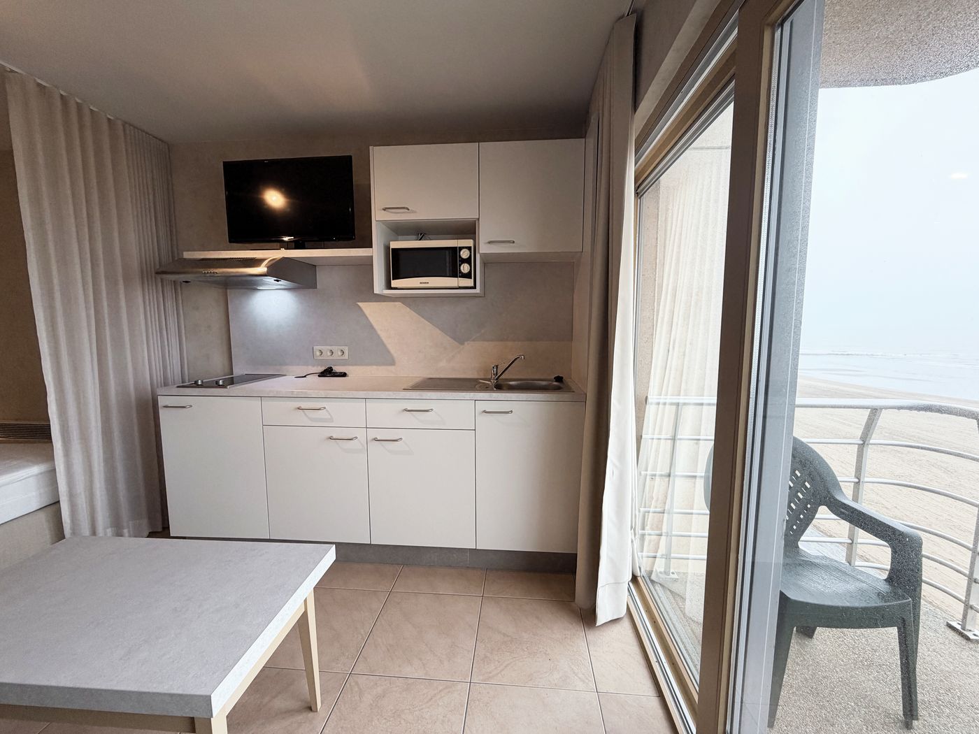 Ingerichte en instpaklare studio met zeezicht gelegen op de Zeedijk van Blankenberge - foto 5
