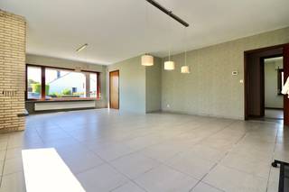 Deze aangename en residentieel gelegen woning bevindt zich in een rustige buurt, op korte afstand van het centrum van Eeklo. Winkels, scholen en andere voorzieningen zijn gemakkelijk te voet bereikbaar.
De woning ligt bovendien vlak bij het sportcentrum, de voetbalvelden en het zwembad, ideaal voor wie houdt van een actieve levensstijl.
De woning is gekenmerkt door zijn mooie grote oppervlaktes vol licht en ruimtewerking en de prachtige grote tuin rondom deze unieke woning.
Alles bevindt zich op het gelijkvloers voor optimaal wooncomfort.
De indeling is als volgt; u betreedt de via de inkomhal met gastentoilet de ruime en lichtrijke woonkamer door de vele raampartijen. De keuken met gezellige eethoek kijkt uit op de tuin zodat u steeds een mooi uitzicht heeft. Aansluitend de keuken bevindt zich een praktische, koele berging.
U betreedt de 3 volwaardige slaapkamers en de badkamer via de nachthal.
De woning beschikt tevens over een inpandige garage. De geïsoleerde zolder is toegankelijk vanuit de garage en is één gigantisch grote, extra berging.
Via de berging/wasplaats betreedt u het mooie, grote terras waar u volop kunt genieten van uw tuin en de rust.
Buiten geniet u van een ruime tuin, perfect voor tuinliefhebbers en mensen met groene vingers.
Een ideale woning voor wie rustig wil wonen met alle voorzieningen binnen handbereik.
Wenst u een bezoek aan deze rustig gelegen woning? Maak uw afspraak via www.vastgoedunicum.be of stuur een e-mail naar verhuur@vastgoedunicum.be.