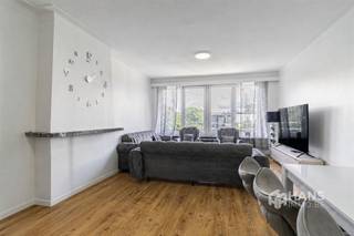 <p><span>Ruim appartement (114 m²) met 3 slaapkamers en terras (9 m²) in Antwerpen (2020)</span></p><p><span>Het pand is gunstig gelegen in een rustige straat nabij de Boomsesteenweg. De snelweg bereik je in luttele minuten, er is een ruim aanbod aan velo-stations in de nabije omgeving en ook aan openbare vervoersmogelijkheden is er geen gebrek. Kortom: de locatie bij uitstek voor wie wil profiteren van een goede bereikbaarheid en een vlotte verbinding tot de stad en ver daarbuiten!</span></p><p><span>Het appartement bevindt zich op de bovenverdieping van een verzorgd gebouw van drie hoog, waarvan het dak conform geïsoleerd is. De vaste kosten bedragen circa €170/maand en omvatten verwarming (op mazout), water, syndicus, blokpolis, minuterie en het onderhoud van het gebouw.</span></p><p><span>Enkele jaren geleden werd het appartement grondig gerenoveerd. Zo werden de muren opnieuw bezet, de keuken en badkamer vernieuwd en de elektriciteit conform gemaakt. Hierdoor geniet je van een instapklare woonst waar je zonder zorgen kan intrekken.</span></p><p><span>Je komt binnen in de ruime inkomhal, die toegang biedt tot alle ruimtes. Aan de voorzijde bevinden zich de lichtrijke woonkamer van 34 m² en twee volwaardige slaapkamers van 13 m² en 14 m². De derde slaapkamer van 14 m² ligt aan de achterzijde.</span></p><p><span>De aparte keuken van 11 m² biedt toegang tot het noordwest-georiënteerde terras van 9 m², waar bovendien een handige berging aanwezig is. De vernieuwde badkamer (5 m²) is uitgerust met een inloopdouche en lavabomeubel. Het toilet is apart.</span></p><p><span>Tot slot beschikt het appartement nog over een privatieve kelderberging.</span></p><p><span>Ben je op zoek naar een ruim, instapklaar appartement met drie slaapkamers op een uitstekend bereikbare locatie? Mis deze kans niet! Bruikbare vloeropp. 114 m² – ref.: bruto vloeropp</span></p>