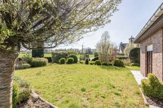 Rustig gelegen in de <strong>groene rand rond Sint-Niklaas</strong>, met een prachtig open zicht op de omliggende velden, bevindt zich deze vrijstaande bungalow op een <strong>royaal perceel van 1.371 m²</strong>. Een eigendom die zich uitstekend leent voor wie op zoek is naar comfortabel, gelijkvloers wonen in een <strong>rustige en groene omgeving</strong>.<br /><br />U betreedt de woning via de inkomhal met apart gastentoilet. De leef- en eetruimte vormt het hart van de woning en wordt gekenmerkt door een aangename lichtinval en een sfeervolle houtkachel. Aansluitend bevindt zich de in 2022 volledig vernieuwde keuken. De veranda sluit naadloos aan op de leefruimte en vormt een ideale plek om het hele jaar door te genieten van de rustige, groene omgeving.<br /><br />Verder beschikt de woning over <strong>drie volwaardige slaapkamers</strong> en een badkamer. De <strong>zolderverdieping</strong>, bereikbaar via een trapluik, biedt bijkomende bergruimte en potentieel voor verdere invulling.<br /><br />Enkele troeven op een rij:<br />- conforme elektrische installatie<br />- <strong>dubbele garage</strong><br />- <strong>zonnepanelen</strong> (10.920 Wp)<br />- dakisolatie (18 cm minerale wol). <br /><br />Deze eigendom combineert een praktische indeling met een goede, structurele basis en vormt een uitstekende opportuniteit voor wie op zoek is naar rust, gezelligheid en wooncomfort. Interesse? Contacteer ons via laurens@claves.be of op het nummer 0476 21 35 46.