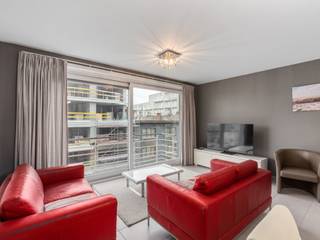 <p><strong>Ruim appartement met 2 slaapkamers te huur in De Panne (jaarbasis)</strong><br /><br />Modern en lichtrijk appartement beschikbaar voor jaarverhuur. Het appartement beschikt over een inkomhal, een ruime living met toegang tot een aangenaam balkon en een open, volledig ingerichte keuken. Verder zijn er twee slaapkamers, een badkamer met inloopdouche en een praktische berging aanwezig.</p>
<p>Ideaal voor wie comfortabel en stijlvol wil wonen op een vlotte locatie.</p>
<p><strong>Indeling</strong><br /><br />Het appartement heeft een mooie lichtrijke woonkamer met open keuken en een terras. Verder zijn er 2 ruime slaapkamers. Een badkamer met inloopdouche en 2 lavabo's in meubel. Een apart toilet en er is ook nog een aparte berging en kelder<br /> </p>
<p><strong>Troeven<br /><br />- </strong>rustig gelegen in De Panne<br />- Dichtbij openbaar vervoer<br />- De zee op korte afstand<br /><br />Interesse?<strong> </strong>Neem gerust contact met ons op voor meer informatie of een bezichtiging.<br /><strong>Contact: </strong>Soraya: soraya@servimoholidays.be / 058/22.41.70</p>