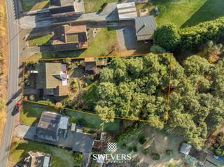 Voor meer info en foto’s, surf naar www.swevers.be –<br />In het groene Koersel vind je deze gelijkvloerse woning op een perceel van 20a30ca. De woning uit 1974 biedt 167 m² bewoonbare oppervlakte, volledig op het gelijkvloers en met veel lichtinval dankzij grote raampartijen. De leefruimte vormt het hart van het huis en loopt naadloos over in de veranda met uitzicht op de prachtig weelderige, zuidwestgerichte tuin. Aansluitend bevindt zich de keuken met tevens zicht op de tuin. Een extra leefruimte biedt dan weer mogelijkheden voor bureau, speelkamer of hobbykamer. De woning beschikt over vier slaapkamers (16 m², 12 m², 9 m² en 7 m²), een compacte badkamer, apart toilet, en praktische extra’s zoals een garage (momenteel ook wasplaats), een zolder en een kelder. De tuin is een waar natuurparadijs met veel privacy, ideaal voor wie van rust en groen houdt.<br />Recente investeringen zoals een nieuwe gasketel (2019), dakisolatie en conforme elektriciteit maken dit huis toekomstgericht. Gelegen op wandelafstand van horeca, nabij scholen, winkels en natuurgebieden, en vlot bereikbaar via de snelweg.<br />Voor meer informatie, bel 011 255 155. Bron bewoonbare oppervlakte: EPC – verslag.