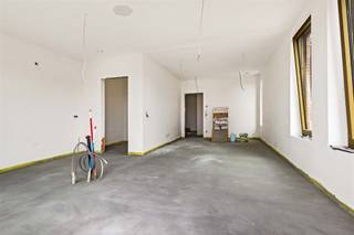 <p><span>Stijlvolle nieuwbouw duplexwoning met tuin en garage in hartje van het landelijke Duffel-West.</span></p><p><span> </span></p><p><span>Deze energiezuinig duplexwoning combineert ruimte en comfort met een topligging. Deze woonst is in laatste fase van afwerking en wordt voorzien van uiterst kwalitatieve materialen. Energiezuinigheid is een absolute troef (E-peil 10), o.a. dankzij vloerverwarming via warmtepomp, zonnepanelen, etc. met een vrijstelling op de onroerende voorheffing tot gevolg (5 jaar).</span></p><p><span> </span></p><p><span>U geniet van een lichtrijke open leefruimte met volledig uitgeruste keuken en ruime berging, uitgevend op een gezellig zuidgericht stadstuintje met terras. Het terras is tevens bereikbaar via poortje achteraan. Op de verdieping bevinden zich twee volwaardige slaapkamers en een moderne badkamer met douche, badkamermeubel met dubbel lavabomeubel en een tweede toilet. Achteraan is er een zeer ruime garagebox, met plaats voor wagen en fietsen, verplicht bij aan te kopen aan 40.000 excl. btw.</span></p><p><span>Deze woning geniet van een absolute topligging pal in het dorpscentrum van Duffel-West, vlakbij winkels, wekelijkse markt, scholen, sport- en ontspanningsmogelijkheden. Een vlotte bereikbaarheid is gegarandeerd dankzij openbaar verover, nabij gelegen station, fietsostrade en belangrijke invalswegen centraal tussen Brussel - Antwerpen en Mechelen - Lier.</span></p><p><span> </span></p><p><span>6% BTW mogelijk.</span></p><p><span>Bezoek enkel na afspraak, vrijblijvende info op kantoor: 015/755 444 of info@immovercammen.be</span></p>