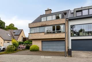 VALIMMAS verkoopt in het centrum van Asse deze zeer rustig en residentieel gelegen driegevelwoning met ruime garage en mooie tuin. Ook geschikt als zorgwoning, als woonst met praktijkgedeelte of mogelijks als opbrengstwoning met 2 entiteiten (mits dan het bekomen van de nodige vergunningen).
Het gelijkvloers bestaat uit een inkomhal met trap en lift, een ruime garage met was- en stookplaats, een living met open ingerichte keuken en mooi zicht op de tuin, een berging, een bureel of slaapkamer, en een badkamer.
De eerste verdieping herbergt een overloop met lift, een living met open ingerichte keuken (airco), een wasplaats, een badkamer en een ruime slaapkamer.
De dakverdieping omvat een overloop met lift, een zeer ruime kamer (± 50m²) en een (desgewenst nog verder in te richten) badkamer.
CV aardgas met 2 circuits en 2 branders (1x gelijkvloers en 1x boven). 2x Individuele tellers voor elektriciteit, stadswater en aardgas.
Thans stedenbouwkundig gekend als ééngezinswoning – eventueel aanpassen naar meergezinswoning zou in principe mogelijk zijn (maar steeds onder voorbehoud van het bekomen van de nodige vergunningen !). Ook perfect geschikt als zorgwoning of als woning met praktijkruimte/beroepsgedeelte !
Heel rustig en residentieel gelegen in een recent heraangelegde doodlopende straat in het volle centrum. Winkels, scholen, openbaar vervoer, Azorg ziekenhuis, Markt,... binnen wandelafstand. Mobiscore 8,6/10