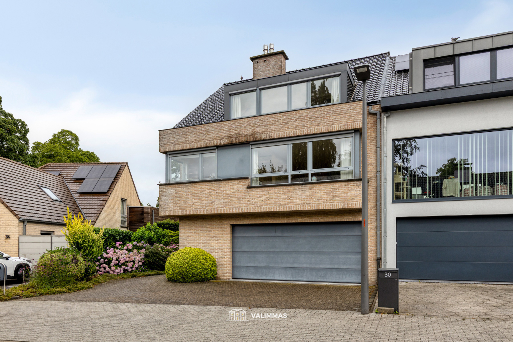 Residentieel gelegen driegevelwoning met garage, tuin... - foto 1