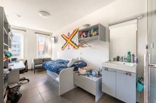 <p><span>Moderne studentenkamer op toplocatie in Antwerpen!</span></p><p><span>Deze studentenkamer is gelegen op de 4de verdieping van een recent gebouw op de vernieuwde leien in Antwerpen. Op wandelafstand vindt u onder meer de AP Hogeschool, de stadscampus van de Universiteit Antwerpen, het MAS en verschillende winkels en haltes van het openbaar vervoer. </span></p><p><span> </span></p><p><span>De kamer is bemeubeld met een bed, kast, bureau, TV en beschikt over een eigen badkamer met inloopdouche, toilet en lavabo. </span></p><p><span> </span></p><p><span>Er zijn 3 gemeenschappelijke keukens in het gebouw en een ruime fietsenstalling. </span></p><p><span> </span></p><p><span>De kamer is verhuurd tem 31 augustus 2026. </span></p><p><span> </span></p>