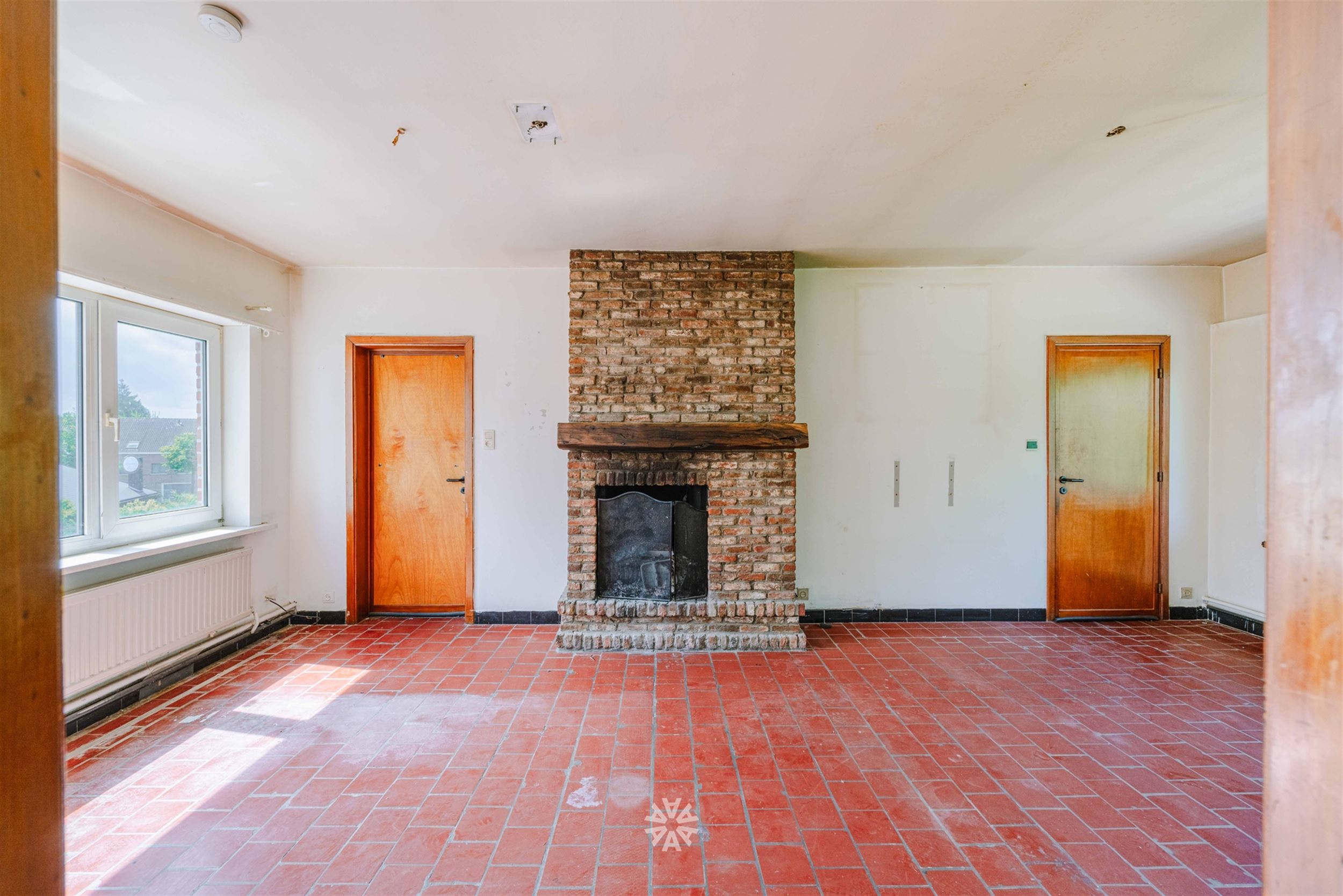 Nice to renovate 2-bedroom sunroom apartment! - photo 2