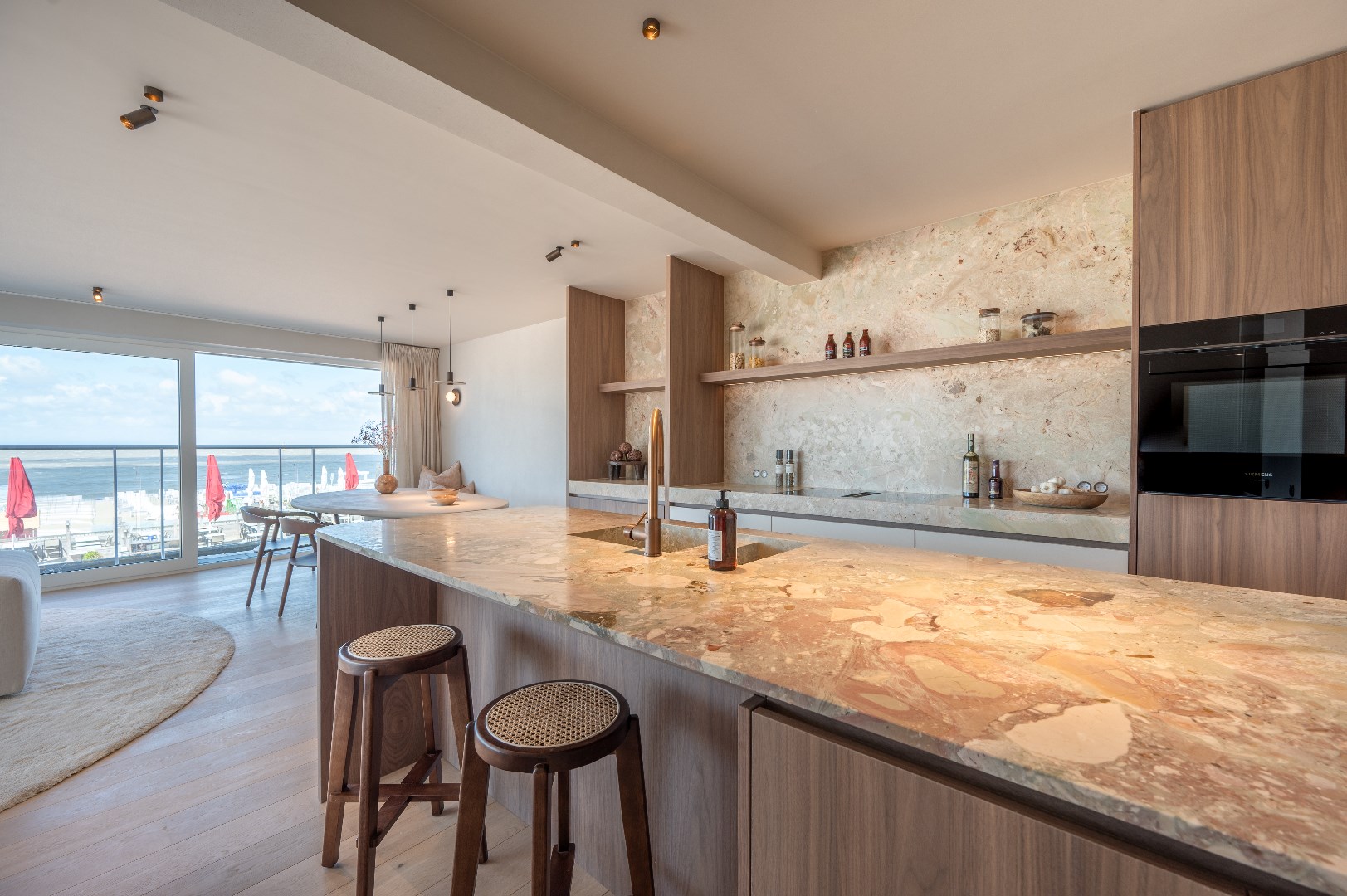 Luxueus gerenoveerd hoekappartement met terrassen en frontaal zeezicht - foto 4