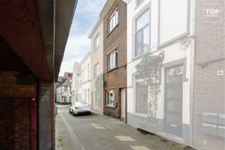 Deze gezellige en charmante woning is gelegen nabij het historisch centrum van Gent<br /><br />We bevinden ons in de Luxemburgstraat, een zeer rustige straat tussen het Begijnhof, het gravensteen en de poel. Enkel bewoners rijden erdoor met de wagen. <br /><br />Het rustige begijnhof is vlakbij en je bent op amper 300 meter van het Gravensteen. Alles is dus gemakkelijk te bereiken te voet of per fiets. Ook via het openbaar vervoer geraak je snel aan het station Gent St-Pieters en Gent Dampoort. Werkelijk alles is dichtbij.<br />Kortom, met de ligging van dit huis is een auto absoluut niet noodzakelijk.<br />Doch ben je op minder dan 10 min op alle belangrijke toegangswegen de E17, E40 en de R4<br /><br />Deze locatie in het Centrum van Gent is werkelijk uniek. Enerzijds zit je vlakbij de bruisende stad, anderzijds geniet je in dit gedeelte ook van de rust.<br /><br />Het pand werd recent gerenoveerd en is instapklaar. <br /><br />Via de inkomhal komen we terecht in de leefruimte en de open keuken. Nog op het gelijkvloers vinden we de badkamer terug met douche en wc, alsook een extra bergruimte met de aansluiting voor de wasmachine. Tevens is er nog een extra kamer op het gelijkvloers, deze kan dienen als eerste slaapkamer of als extra leefruimte / bureau. <br />Via de trap komen we terecht op de eerste verdieping met 2 ruime lichtrijke slaapkamers. Op de tweede verdieping is er nog een ruime slaapkamer en extra bergingsruimte terug te vinden.<br /><br />Extra troeven :<br />- Met zijn energie label C heeft het een gunstige EPC score. Na de EPC keuring werd nog extra isolatiemateriaal bijgestoken, de reële epc score is dus nog beter!<br />- De parking Ramen ligt op minder dan 200 m van de woning.<br /><br />Deze Topper is DE ideale mix van comfort, rust en alles dichtbij. Het heeft alles in huis om er een echte thuis van te maken!<br /><br />Interesse? Contacteer dan snel Topvastgoed voor een bezoek op het nummer 0475 700 700.<br /><br />Beschikbaar na akte