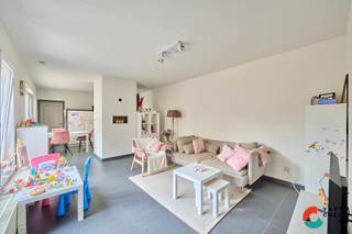 Gelijkvloers appt 2SK met garage en ruim terras centrum Leopoldsburg<br /><br />Lichtrijk appartement te koop in het centrum van Leopoldsburg. Het appartement werd enkele jaren geleden volledig vernieuwd met nieuwe keuken en badkamer.<br /><br />Indeling:<br /><br />- inpandige garage met elektrische poort<br />- inkomhal <br />- 1 slaapkamers + 1 bureau eventueel te gebruiken als slaapkamer<br />- woonkamer met aangrenzende keuken en westgerichte ramen <br />- badkamer<br />- stadsterras met overkapping<br />- bergruimte buiten<br /><br />Troeven:<br /><br />Dit gelijkvloers appartement in een doodlopende straat is perfect als je in het centrum wenst te wonen met voldoende gratis parkeergelegenheid.<br />Een extra troef is het terras, dat met een paar kleine ingrepen kan worden omgevormd tot een leuke stadstuin.<br />Geen gemeenschappelijke kosten voor de VME