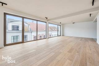 <p><span>Dit </span><span>uitzonderlijk penthouse</span><span> beslaat de bovenste twee verdiepingen van een stijlvol en hedendaags gebouw in het centrum van de stad en biedt een indrukwekkende </span><span>bewoonbare oppervlakte van maar liefst 180 m²</span><span>. Bij het betreden van de woning wordt meteen duidelijk dat hier resoluut is gekozen voor </span><span>kwaliteit, ruimte en comfort</span><span>. De luxueuze afwerking met hoogwaardige materialen zorgt voor een tijdloze en elegante uitstraling, terwijl de doordachte indeling perfect inspeelt op hedendaags wonen.</span></p><p><span>De zeer ruime leefruimte wordt gekenmerkt door </span><span>grote raampartijen</span><span> die zorgen voor een overvloed aan natuurlijk licht en een aangename verbinding met de buitenruimtes. De open, volledig ingerichte keuken sluit naadloos aan op de leefruimte en vormt samen met de eetplaats het hart van de woning, ideaal voor zowel dagelijks gebruik als het ontvangen van gasten.</span></p><p><span>Het penthouse beschikt over </span><span>twee volwaardige slaapkamers en een polyvalente ruimte</span><span> die kan worden ingericht als derde slaapkamer, bureau of hobbyruimte. Daarnaast zijn er </span><span>twee stijlvolle badkamers</span><span> die comfort en privacy garanderen. Op de derde verdieping bevindt zich een </span><span>ruim terras</span><span>, perfect om in alle rust te genieten van de buitenlucht. Het </span><span>dakterras op de vierde verdieping</span><span> vormt een absolute eyecatcher en biedt een prachtig open zicht over de omgeving, een unieke plek om te ontspannen of gasten te ontvangen.</span></p><p><span>Ook op technisch vlak voldoet deze woning aan de hoogste normen. Dankzij zonnepanelen en andere energiezuinige oplossingen geniet u van een </span><span>hoog wooncomfort met een lage energiekost</span><span>. Dit penthouse combineert exclusief wonen, privacy en ruimte met een centrale ligging, en vormt een zeldzame opportuniteit voor wie op zoek is naar een luxueuze en toekomstgerichte woonst in de stad.</span></p><p><span> </span></p><p><span> </span></p>
