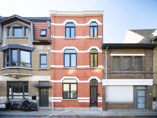 Pas gerenoveerde stadswoning nabij de Wondelgemse Meersen<br /><br />EPC: A<br />Mobiscore: 8,6/10<br /><br />Op een gunstige locatie, vlak bij de Wondelgemse Meersen en op een boogscheut van Gent-centrum, bevindt zich deze stijlvol gerenoveerde burgerwoning. Dankzij de centrale ligging geniet je hier van optimaal wooncomfort: winkels, apotheek, scholen en openbaar vervoer liggen op wandelafstand, terwijl de belangrijkste invalswegen en op- en afritten vlot bereikbaar zijn.<br /><br />De woning werd in 2025 volledig gerenoveerd en combineert een doordachte indeling met een duurzame en hoogwaardige afwerking — ideaal voor wie comfortabel en centraal wil wonen.<br /><br />Bij het binnenkomen verwelkomt de inkomhal je met een apart gastentoilet en een charmante trappenhal met houten accenten. Aansluitend vind je de lichte en ruime dubbele leefruimte, die naadloos overgaat in de volledig uitgeruste keuken met kwalitatieve Siemens-toestellen (vaatwasser, inductiekookplaat, dampkap en heteluchtoven). Via een schuifdeur of aparte deur krijg je toegang tot de aangename stadstuin met terras — perfect om te ontspannen.<br /><br />Op het tussenverdiep bevinden zich een badkamer met dubbele lavabo en tweede toilet, een douchekamer met inloopdouche en dubbele lavabo, en een aparte wasplaats.<br />De eerste verdieping omvat twee ruime slaapkamers, terwijl de tweede verdieping nog eens twee grote slaapkamers biedt.<br />Een ideale woning voor een groot gezin of co-housers die op zoek zijn naar ruimte en comfort in de stad.<br /><br />Kortom: een instapklare woning met uitstekende ligging, kwalitatieve afwerking en veel potentieel.<br /><br />Huurprijs: € 1.500 / maand<br /><br />Interesse? Plan snel je bezoek in bij Hélène via 0479 57 47 30 of mail naar helene@vicusvastgoed.be