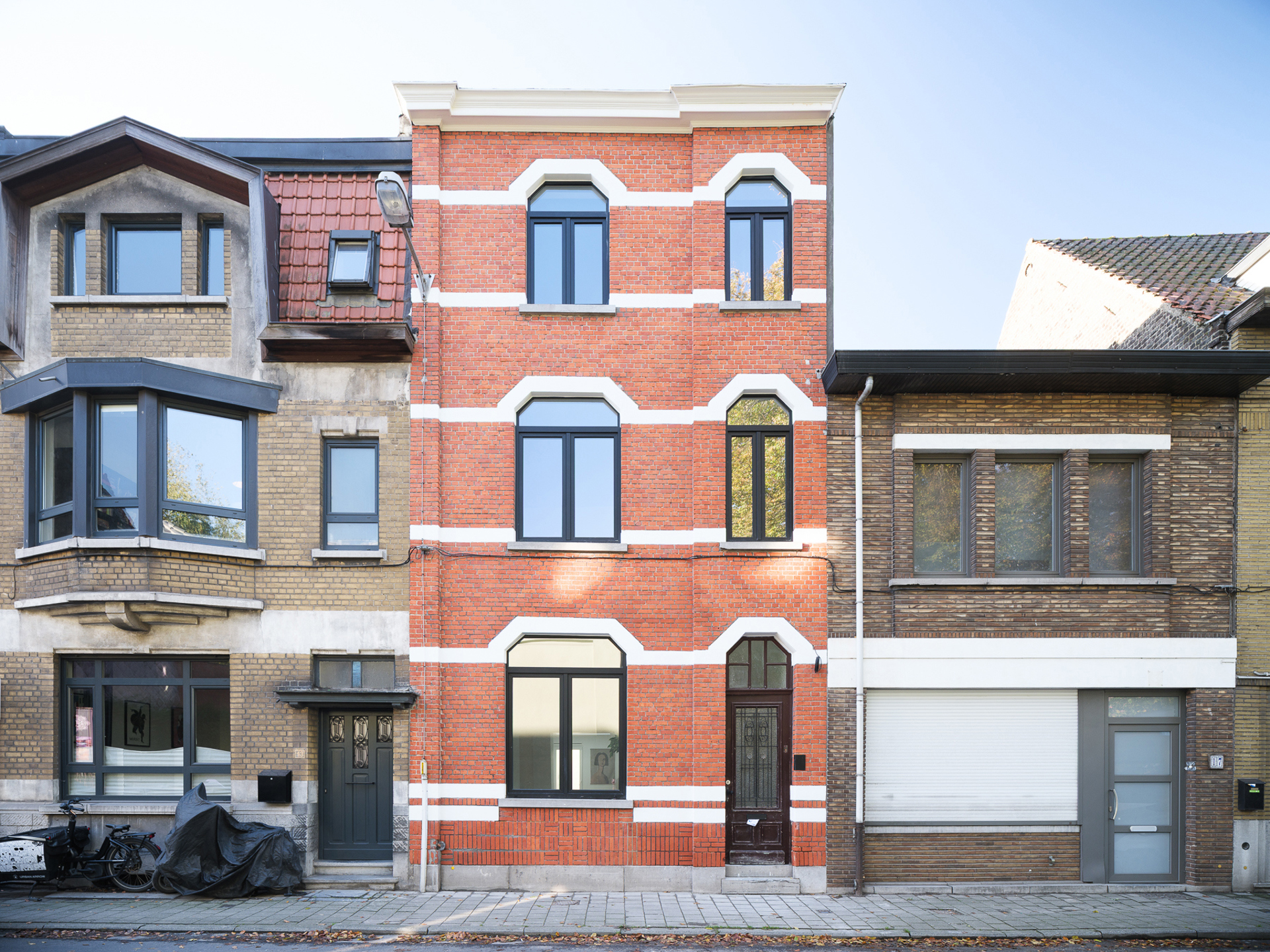 Volledig gerenoveerde woning met tuin en vier slaapkamers - foto 1