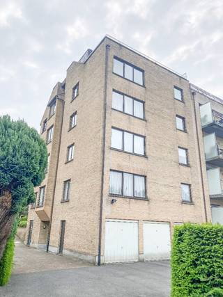 Deze verzorgde opbrengsteigendom bestaat uit 9 appartementen, 8 garages, fietsenberging, private bergingen en 3 parkeerplaatsen.Het gebouw is gelegen...