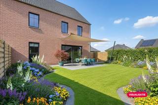 In het hart van Wortel (Hoogstraten) wordt deze stijlvolle nieuwbouwwoning gerealiseerd op een perceel van ca. 323 m². De woning combineert een doordachte indeling met een ruimtelijk gevoel en veel natuurlijke lichtinval.Op het gelijkvloers bevindt zich een moderne keuken met eiland, die uitgeeft op de tuin en optimale privacy biedt. De keuken wordt voorzien van kwalitatieve toestellen zoals een inductiekookplaat, combi-oven, koelkast en vaatwasser. Aansluitend vindt u een lichtrijke leefruimte. Verder is er een aparte bureauruimte en een gastentoilet. De achterinkom doet dienst als wasplaats en berging. Op de eerste verdieping komen drie volwaardige slaapkamers. De badkamer wordt uitgerust met zowel een ligbad als een inloopdouche, aangevuld met een apart toilet op de nachthal.De zolder biedt extra mogelijkheden, zoals een hobbyruimte, extra slaapkamer of berging. De woning wordt voorzien van moderne technieken, waaronder ventilatie type D, vloerverwarming en zonnepanelen.Bijzonderheden:Nieuwbouw (oplevering voorzien in 2027)Energiezuinig (Streven naar E-peil: 18)VloerverwarmingStrategisch gelegenOnderhoudsvriendelijke tuin met veel privacy en potentieelHoogwaardige afwerkingZonnepanelenDe bouwwerken starten in juli 2026, dus wees er snel bij om nog jouw afwerking naar keuze te maken. Belangrijk: de weergegeven beelden dienen uitsluitend ter illustratie en inleving. Deze foto's geven geen exacte weergave.Voor meer informatie of een afspraak kunt u contact opnemen.(ver-)Kopen of (ver-)huren in de Noorderkempen?Wij helpen u graag verder!Dewaele VastgoedBestuursmaatregelen in het maatregelenregister: in aanvraag