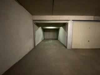 Ruime garagebox van 5m10 op 2m65 in Res Pentagon op niveau -2. Automatische poort aan de inrit, kantelpoort aan de box. De garage is vlot...