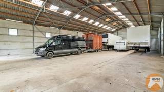 DILBEEK – Charmante woning met grote loods (525m²)<br /><br />Deze uitzonderlijke eigendom in het prachtige Dilbeek biedt een unieke mogelijkheid om te wonen in een ruime gezinswoning gecombineerd met een grote loods. <br />Gelegen op een perceel van ca. 42 are, biedt deze woning tal van mogelijkheden voor wie op zoek is naar zowel ruimte als functionaliteit.<br /><br />Hoewel de woning zich in een landelijke omgeving bevindt, bent u op slechts een korte afstand van Brussel. <br />De centrale ligging zorgt ervoor dat u kunt genieten van zowel de rust als de nabijheid van stedelijke voorzieningen waaronder winkels, scholen, restaurants,… <br />Dit maakt het pand perfect voor gezinnen en professionals die het beste van beide werelden willen.<br /><br />Een van de meest opvallende kenmerken van deze eigendom is de grote loods van 525m² voor agrarisch gebruik. <br />Deze loods biedt enorm veel opslag- en werkruimte. De grootte en functionaliteit van de loods maken dit pand bijzonder aantrekkelijk.<br /><br />De woning zelf is ruim en goed ingedeeld. In totaliteit herbergt deze woning 3 kamers op het gelijkvloers en 1 kamer op de zolderverdieping.<br />De ruime woon- en eetkamer zijn voorzien van voldoende ramen voor natuurlijk licht zodat je optimaal kan genieten van het prachtig groen vergezicht. <br /><br /><br />De vermelde prijs is een richtprijs. Na ontvangst van de biedingen zal de verkoper beslissen of hij/zij de eigendom verkoopt aan het beste bod. De richtprijs is aldus niet bindend voor de verkoper. Voor meer info kunt u ons contacteren 053/60.65.66 of het reglement raadplegen op onze website.