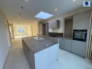 <p><span>ZEER MOOIE WONING MET 4 SLAAPKAMERS</span></p><p><span>Vraagprijs: 449.000 euro</span></p><p><span>Zeer mooie, goed gelegen, ruime woning nabij centrum, winkels, openbaar vervoer en scholen.</span></p><p><span>Deze woning is recentelijk gerenoveerd.</span></p><p><span>Op het gelijkvloers is er een inkomhal, ruime lichtrijke living met een openkeuken, toilet en berging.</span></p><p><span>Op de 1 e verdieping zijn er 2 ruime kamers en een toffe badkamer.</span></p><p><span>Op de 2e verdieping zijn de 3e en 4e kamers aanwezig.</span></p><p><span>Achteraan is er een ruim terras met leuk tuintje met zicht op de velden.</span></p><p><span>Vooraan is er een grote carport en staan plaats voor 4 auto's .</span></p><p><span>Gunstig Epc B </span></p><p><span>Elektriciteit conform AREI .</span></p><p><span>Topwoning op een toplocatie.</span></p><p><span>Stedenbouwkundig uittreksel/inlichtingen in aanvraag!</span></p><p><span>Aarzel niet en bel 0475/51.40.73 of e-mail sven@svena.be</span></p><p><span> </span></p><p><span>Deze gegevens zijn louter informatief en wij kunnen niet aansprakelijk gesteld worden voor eventuele onjuistheden.</span></p><p><span>De bewoonbare oppervlakte is slechts indicatief.</span></p><p><span> </span></p>