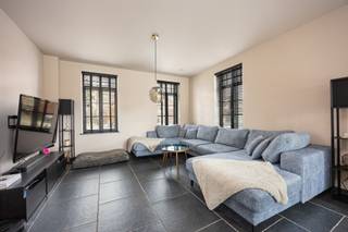 Te koop: Prachtige woning in Pulle!Deze halfopen bebouwing is gelegen op een uiterst centrale locatie en combineert comfort, stijl en bereikbaarheid.Kenmerken:Gezellige woning met kwalitatieve afwerkingCharmante keuken volledig uitgerust met kwalitatieve toestellen3 slaapkamers waarvan 1 met dressing, 1 badkamer met stijlvolle afwerking en 2 toilettenZonnepanelen, laadpaal, vloerverwarming op gelijkvloers/badkamer en airco's op verdieping voor optimaal comfortMultifunctioneel bijgebouw met uitstraling!Oppervlakte: 646 m²Bewoonbare oppervlakte: 186 m²Locatie: Boudewijnlaan 144, 2243 PulleEen droomplek om te wonen!BIJZONDERHEDEN: Elektriciteit conform - Perceelscore A &amp; Gebouwscore A - Oppervlaktematen zijn indicatief volgens epc.Mis deze kans niet!Contacteer ons vandaag nog en ontvang als eerste informatie over deze prachtige woning.