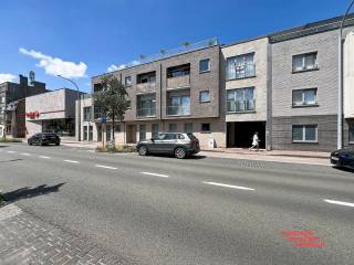 Deze inpandige garagebox bevindt zich in een ruim en afgesloten complex in de Residentie Belise te Brugge. De ligging zorgt voor extra veiligheid en privacy, waardoor uw voertuig altijd goed beschermd staat. Het complex is voorzien van een automatische poort, wat het in- en uitrijden zeer handig en vlot maakt.<br /><br />Afmetingen : 6.50 x 2.60 <br /><br />Aanwezigheid : verlichting en stopcontact <br /><br />Potentiële verhuurwaarde : 150 € per maand <br /><br />Voor info bel : 050/333976 - 0476/270379