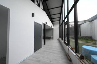 Ontdek deze prachtige loft in het centrum van Ardooie, waar ruimte, licht en comfort perfect samenkomen.<br />Deze unieke woonst combineert modern wooncomfort met een open en luchtige indeling — ideaal voor wie houdt van eigentijds wonen met karakter.<br /><br />Indeling:<br />Open leefruimte met veel natuurlijke lichtinval en aansluitend een moderne, volledig uitgeruste keuken.<br />Twee slaapkamers, elk met een eigen badkamer voor optimaal comfort.<br />In totaal drie toiletten.<br />Berging/wasruimte.<br />Dankzij het open karakter en de stijlvolle afwerking is dit een plek waar je meteen thuis voelt.<br />De loft is gelegen in het hart van Ardooie, vlakbij winkels, horeca, scholen en openbaar vervoer — alles binnen handbereik.<br /><br />Troeven:<br />Lichtrijke woonruimte<br />Twee badkamers en drie toiletten<br />Energiezuinige afwerking<br />Centrale ligging<br />Zeer goede EPC-score van maar liefst 71kWh/m2 (UC: 000286157)<br />Een bruikbare vloeroppervlakte volgens het EPC van 140m2!<br /><br />Prijs 390.000,00 euro exclusief aankoopkosten.<br /><br />Een unieke kans voor wie op zoek is naar een moderne, instapklare loft met een luxueus gevoel!<br />📍 Locatie: Centrum Ardooie<br />🏠 Type: Loft met 2 slaapkamers, 2 badkamers<br />📞 Contacteer ons vandaag nog voor meer informatie of een bezoek!