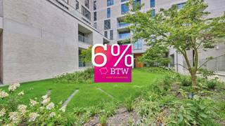 <span><span><strong>Geniet van 6% btw, ook interessant voor investeerders! Informeer naar de voorwaarden.</strong><br /><br />De Bonnefant, Wonen in het midden van de stad en toch omgeven door groen. Een iconisch gebouw op een centrale en culturele locatie waar er ruimte is voor luxe, een onvergetelijke woonervaring of zorgeloos wonen in een assistentiewoning. <br /><br />Tussen de gebouwen van De Bonnefant is een <strong>groene doorsteek</strong> gecreëerd die de Demerstraat rechtstreeks verbindt met het begijnhof. Gezellig vertoeven in één van de twee gemeenschappelijke binnentuinen of liever een barbecue met de buren? Bovendien hebben de terrassen geïntegreerde plantenbakken die zijn uitgerust met een automatisch beregeningssysteem. Een extra groene beleving is verzekerd.<br /><br />Het bestaande RTT-gebouw is volledig gerenoveerd met het behoud van de Hasseltse authenticiteit en verder uitgebreid met energiezuinige nieuwbouw. Parkeren in het centrum is geen evidentie maar toekomstige bewoners van De Bonnefant kunnen parkeren in de ruime ondergrondse parkeerplaats. Je kan ook je fiets kwijt in de fietsenstalling. <br /><br /></span></span>
<p><strong>ASSISTENTIEWONINGEN<br /></strong>Centraal gelegen of rust en persoonlijk comfort? In deze assistentiewoningen hoef je niet te kiezen. 1 of 2 slaapkamers, compact maar alle moderne comfort. Wonen zonder zorgen! Geniet van een uitgebreid pakket aan services en diensten van <strong>erkende zorgpartner</strong> <strong>Begralim</strong>. Zo staat er dag en nacht een <strong>hulpverlener</strong> klaar via een oproepsysteem en kan je een keer per week terecht bij de <strong>woningassistent</strong> voor al je zorgen. Je krijgt bovendien voorrang om te verhuizen naar het Hasseltse woon-en zorgcentrum Sint-Elisabeth. En dit alles voor een<strong> lage vaste dagprijs</strong><strong> van 3€</strong>.</p>
<p><strong>Investeren zonder zorgen</strong></p>
<p>Als investeerder hoef je je geen zorgen te maken over de uitbating van de assistentiewoningen. Die gebeurt door Begralim, een gekende naam in Hasselt. Indien gewenst, neemt Begralim de verhuring voor haar rekening. Later zelf nood aan een assistentiewoning? Dan ben jij natuurlijk verzekerd van een comfortabele assistentiewoning in De Bonnefant.</p>
<p>GENIET NU VAN <strong>6% btw</strong> (onder voorwaarden)</p>
<p>Enkele voordelen op een rijtje:<br />-slechts 12% btw op constructiewaarde (of *6% indien u als koper in aanmerking komt)<br />-vrijgesteld van onroerende voorheffing<br />-onmiddellijk bewoonbaar<br />-verhuur en dienstverlening via Begralim (https://begralim.be/)<br /><br /></p>
<span><strong>ASSISTENTIEWONING A2 AS 02</strong> - verdiep 2<br />- bewoonbare oppervlakte: 63,70 m²<br />- oppervlakte terras: 12,85 m²<br />- leefruimte met open keuken<br />- terras met zicht op de gezellige verkeersvrije Bonnefantensteeg<br />- slaapkamer met ensuite-badkamer<br />- berging<br /><br />Vermelde prijs is exclusief ondergrondse parkeerplaats en exclusief registratie, btw en notariskosten.<br /><br />Alle assistentiewoningen werden intussen volledig afgewerkt en zijn <strong>onmiddellijk bewoonbaar.<br /><br /></strong>Wij ontzorgen je ook voor <strong>de verkoop</strong> van je <strong>huidige woning</strong>! Voor meer uitleg helpen we je graag verder.</span>