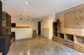 Cette maison lumineuse et spacieuse située à Heule constitue la base idéale pour personnaliser complètement la maison de vos rêves. Vous vivez ici merveilleusement au calme, mais en même temps, vous êtes à deux pas du centre animé de Courtrai.La maison principale comprend deux chambres, un salon avec cuisine.Un atout supplémentaire ? L'annexe et le vaste jardin ont servi de prairie pour promener les chiens pendant des années, idéale pour les amoureux des animaux ou ceux qui ont besoin d'espace extérieur et de rangement supplémentaires !Ce bien est soumis à l'obligation de rénovation imposée par le gouvernement flamand pour les bâtiments résidentiels (sauf en cas de démolition dans les 5 ans suivant l'achat). Pour plus d'informations, veuillez consulter le site web de l'Agence flamande de l'Énergie et du Climat via https://www.vlaanderen.be/een-woning-kopen/renovatieverplichting-voor-residentiele-gebouwenRegistre des mesures: non