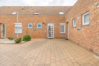 - Appartement au premier étage<br />- Emplacement calme au centre de Ledegem: Place 19 bus 11A<br />- Hall d'entrée<br />- Espace de vie avec cuisine ouverte<br />- 1 chambre à coucher<br />- Salle de bain<br />- Toilettes séparées<br />- Débarras/buanderie<br />- Garage<br />- PEB: 215 kWh/m²/an, UC: 3951706<br />- Prix de location: 750 €/mois, garage inclus