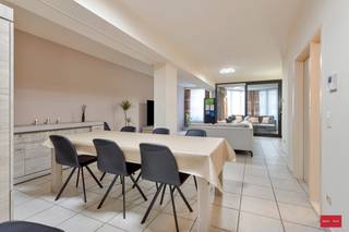 Ruim gelijkvloers appartement in een rustige residentie aan het pleintje in de Driezenstraat. Bestaande uit een ruime living en eetkamer,...