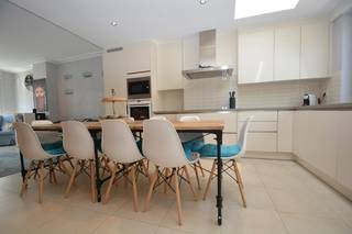 Moderne, stijlvolle woning in uitstekende staat, aantrekkelijk gelegen in het "Oude Knokke" op de Graaf Jansdijk, dichtbij het woonerf...