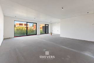 Voor meer info en foto’s, surf naar www.swevers.be – PROJECT MINERA - Aan de Koolmijnlaan 69 bus 0.1 in Houthalen vindt u dit instapklare nieuwbouwappartement met een bewoonbare oppervlakte van 96 m². Het project wordt opgeleverd in 2026/2027 en combineert een hedendaagse afwerking met een praktische indeling en een centrale ligging. De leefruimte van 28,50 m² biedt voldoende plaats voor een gezellige zithoek en sluit rechtstreeks aan op de ruime keuken en eetplaats van 20 m². Dankzij deze open indeling vormen koken, tafelen en ontspannen één aangenaam geheel. Het appartement beschikt over twee slaapkamers, een praktische badkamer en wasplaats. <br />Een belangrijke troef is het ruime terras van 24,60 m², waar u comfortabel een eet- en loungehoek kunt inrichten. Daarnaast beschikt het gebouw over een lift, zonnepanelen en warmtepomp. De kelder biedt parkeerplaatsen en extra bergingen die optioneel bij aan te kopen zijn. Ook de ligging is gunstig: winkels bevinden zich op ca. 500 meter en openbaar vervoer op slechts 180 meter. Scholen, restaurants en ontspanning liggen op ongeveer 2 km. De snelwegen zijn bereikbaar op ca. 1,5 km, waardoor u vlot verbinding heeft met de ruime omgeving. Een comfortabel en toekomstgericht appartement met twee slaapkamers, ruim terras en alle dagelijkse voorzieningen vlakbij. Voor meer informatie, bel 011 255 155. <br /><br />Prijs exclusief 21% BTW en exclusief andere belastingen en toeslagen: 259.000 euro<br />Prijs inclusief 21% BTW, exclusief andere belastingen en toeslagen: 303.940 euro