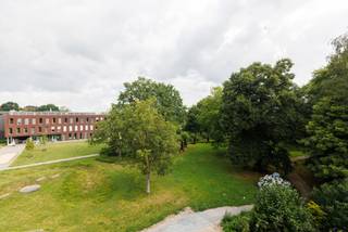 <h2><span><strong><u>DUPLEX-APPARTEMENT IN KASTEEL “VILLA HORTENSIA" TE </u></strong><strong><u>BURCHT</u></strong></span></h2>
<p><span>Villa appartement ‘The Attick’ bevindt zich op de twee bovenste verdiepingen van de kasteelvilla. Dit unieke villa appartement reikt tot in de nok van het dak en wordt gekenmerkt door de originele houten balken.</span><br /><br /><span>Dit prachtige duplex-appartement (A8) is gelegen op de tweede en derde verdieping. Inkomhal afgewerkt met maatwerk voor vestiaire en gastentoilet. Ruime woon- en leefruimte op een nieuwe visgraat parket. Door de grote raampartijen in de keuken genieten u van een groen zicht op het achtergelegen park en krijgt u toegang tot het zonnig terras. Dit wordt zorgvuldig vervaardigd uit tropisch hardhout.</span><br /><br /><span>De geïnstalleerde, moderne open keuken is voorzien van kwalitatieve AEG toestellen. Klassevol afgewerkt met een natuurstenen werkblad en design kraanwerk.</span><br /><br /><span>De master suite is voorzien van een en-suite badkamer met dubbele marmeren wastafel, inloopdouche én vrijstaand bad. </span><br /><br /><span>Op de verdieping bevindt zich de tweede slaapkamer met originele balken en ruimte voor maatwerk/dressing. Deze geeft toegang tot het tweede terras met zicht op de Schelde. Aparte badkamer voorzien van dubbele marmeren wastafel, inloopdouche en toilet.</span><br /><br /><span>Beneden bevindt zich nog een aparte berging met de nodige aansluitingen voor wasmachine en droogkast. Privatieve berging in de kelder kan apart worden aangekocht alsook de mogelijkheid tot aankoop van een autostaanplaats.</span><br /><br /><span>Volledig vernieuwd met hoogwaardige materialen, met behoud van de authentieke elementen eigen aan het gebouw. Compleet nieuwe nutsvoorzieningen, technieken en een nieuwe condensatieketel. Nieuwe ramen, uiteraard met dubbel glas. Het dak werd volledig vernieuwd en geïsoleerd. Lift aanwezig. </span></p>
<p>Wenst u meer informatie en/of een bezoek? Kijk snel op www.sorenco.be<span> </span> </p>
<p>Interesse in een SCHATTING van uw eigendom? Bel 03/ 281 08 08 of stuur een e-mail naar charlotte@sorenco.be</p>
<p><strong> </strong></p>
<p><strong> </strong></p>
<p> </p>