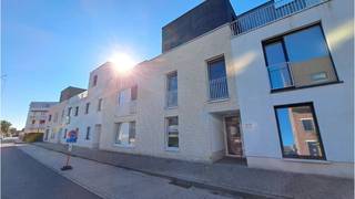 Prachtig recent 1-slaapkamerappartement met ruim  TERRAS centraal gelegen in Sint-Michiels op wandelafstand van openbaar vervoer, winkels en vlakbij de E40 en E403. Een instapklare woongelegenheid met een kwalitatieve en eigentijdse afwerking en inrichting.     **    **  Omvat een inkom,  lichtrijke woonkamer, ingerichte keuken, berging met voorziening wasmachine, 1 slaapkamer, badkamer met inloopdouche en dubbele wastafel, afzonderlijk toilet, ruim terras, kelderberging en een ondergrondse autostandplaats.  **  Kosten : + 80 euro / maand  voorschot syndic en algemene delen.  **  #leukwonen #sintmichiels #brugge   **    **  Beschikbaar  1 oktober 2026