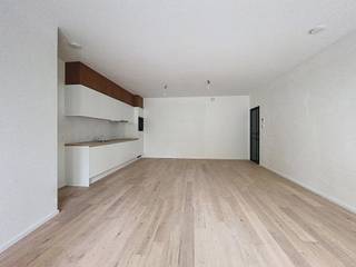 Ligging<br />Dit net opgeleverd appartement in het project Bloei bevindt zich op een strategische locatie in Sint-Denijs-Westrem. Met de fiets bereikt u vlot station Gent-Sint-Pieters en in de directe nabijheid liggen het AZ Maria Middelares, The Loop met o.a. IKEA en diverse kantoren. Dankzij de nabijgelegen op- en afritten van de R4 en E40 geniet u bovendien van een uitstekende ontsluiting.<br /><br />Indeling<br />Het appartement omvat een ruime leefruimte met volledig geïnstalleerde, moderne keuken met kookeiland and veel kastruimte,  twee comfortabele ruime slaapkamers en een ingerichte badkamer met inloopdouche. Verder is er een ruime slaapkamer en tweede kamer ideaal als bureau of hobby ruimte. Bewoners hebben ook toegang tot twee fietsstaanplaatsen, terwijl een autostaanplaats dient bijgehuurd te worden voor €85/maand.<br />Het appartement wordt volledig geschilderd.<br /><br />Troeven<br /><br />Nieuwbouwappartement met modern comfort<br />Energiezuinig: gemeenschappelijke warmtepomp, ventilatiesysteem D, gebouw met E-peil 20<br />Fietsstaanplaatsen inbegrepen<br />Autostaanplaats<br />Strategische ligging nabij station, ziekenhuis en The Loop<br /><br />Domicilie verplicht, 9j contract<br /><br />EPB nog niet beschikbaar, regelgeving E-20<br /><br />Een energiezuinig en instapklaar appartement op een toplocatie – ideaal voor wie modern en comfortabel wil wonen.