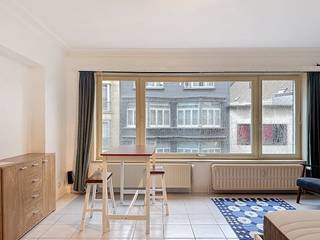 Ce studio agréable est situé dans un bâtiment calme et bien entretenu avec ascenseur, situé au cœur d'Ostende. Grâce à son aménagement bien pensé et à son excellent emplacement, c'est un endroit idéal pour ceux qui souhaitent vivre confortablement à proximité des commerces, des transports en commun et de la plage.Le classement comprend :- Hall d'entrée accueillant avec vestiaire- Cuisine séparée avec appareils électroménagers- Espace de vie lumineux- WC séparés- Salle de bain avec baignoire/douchecommission : 100€ (eau, chauffage et syndic)Le studio bénéficie de beaucoup de lumière naturelle. Possibilité de reprendre le mobilier, idéal pour ceux qui recherchent une résidence secondaire dans un immeuble calme du centre.Vous êtes intéressé par cette propriété à louer à Ostende ? Rendez-vous sur le site www.dewaele.com, cliquez sur le bien que vous souhaitez louer. À l'aide du bouton rouge « demandez votre visite », nous vous demandons de remplir brièvement un profil. Ensuite, nous vous contacterons pour une visite. Les rendez-vous ne peuvent pas être pris par téléphone.Demandez une visite